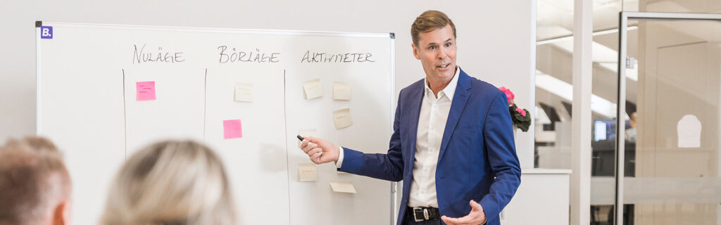 bild på konsulter som jobbar med nuläge och önskat läge