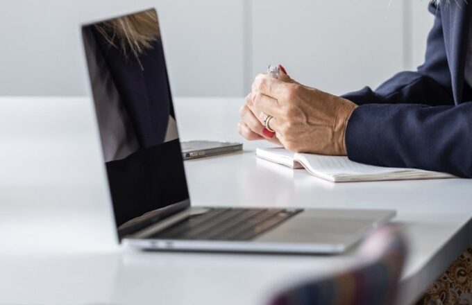 bild på dator för erbjudande på Actea Management